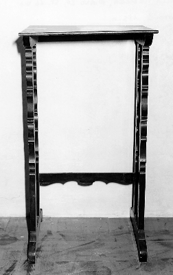 tavolino - produzione toscana (primo quarto sec. XX)