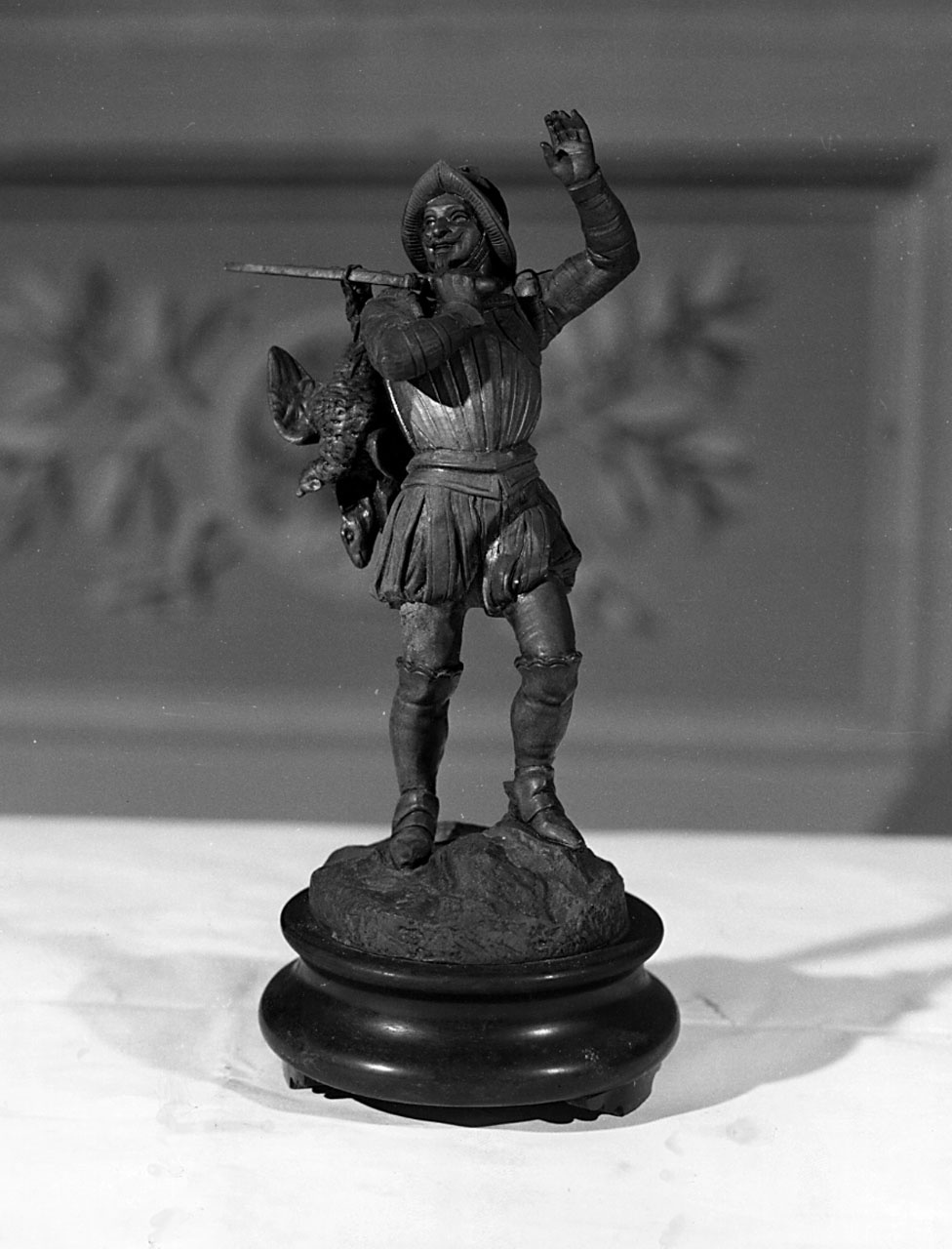 soldato spagnolo di ritorno dalla caccia (statuetta) - ambito inglese (sec. XIX)