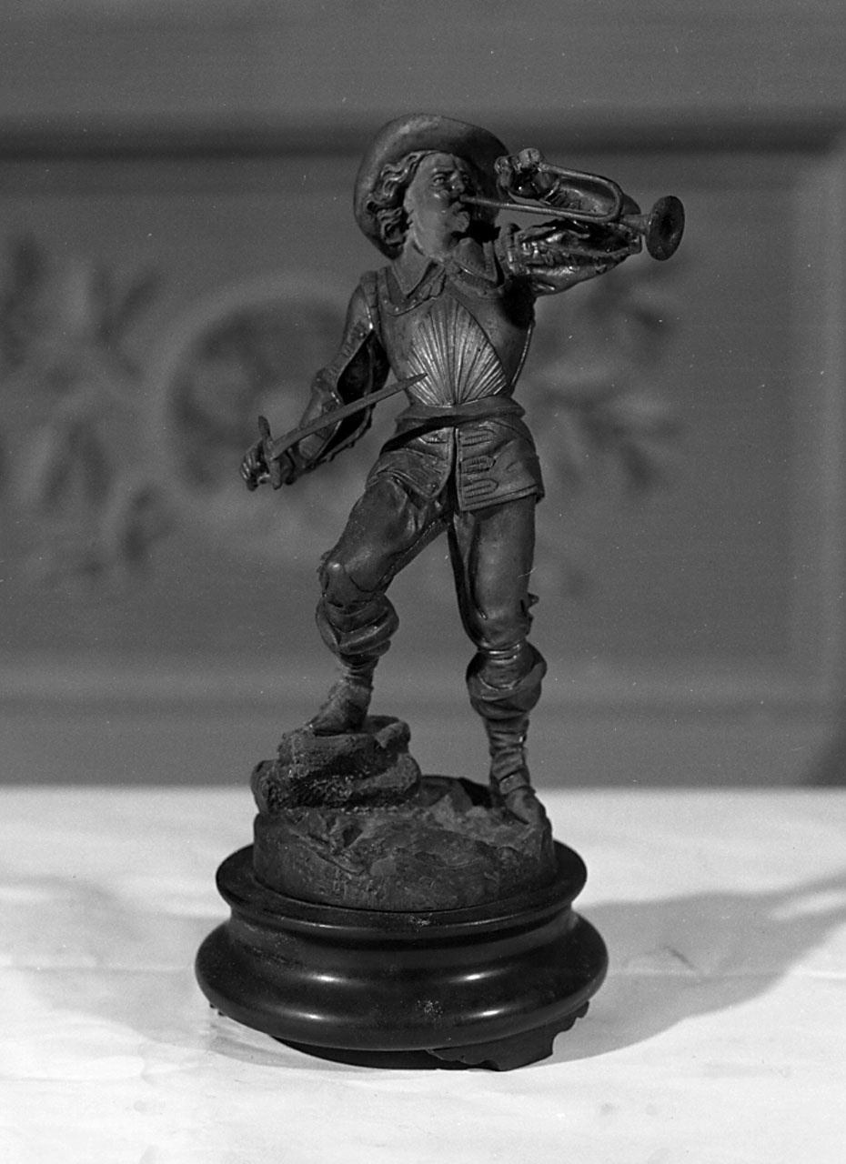 soldato francese in atto di suonare la tromba (statuetta) - ambito inglese (sec. XIX)
