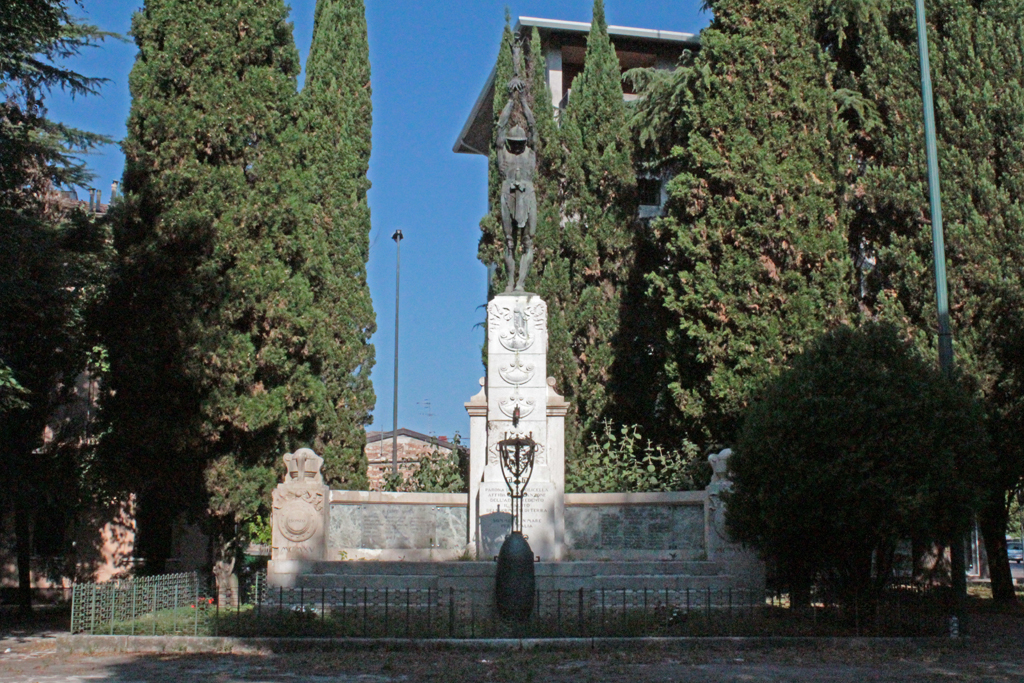 allegoria del soldato come eroe antico con allegoria della Vittoria (monumento ai caduti - ad emiciclo, opera isolata) di Dondè Ruggero (sec. XX, sec. XX)