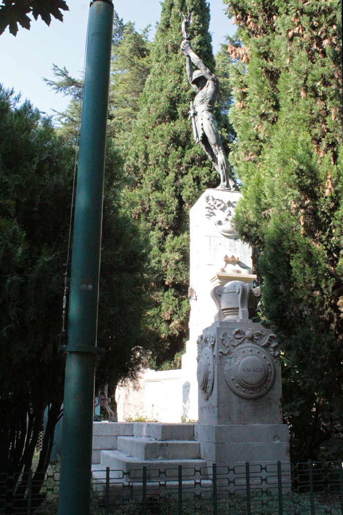 allegoria della Vittoria (monumento ai caduti - ad ara, opera isolata) - ambito veronese (sec. XX, sec. XX)