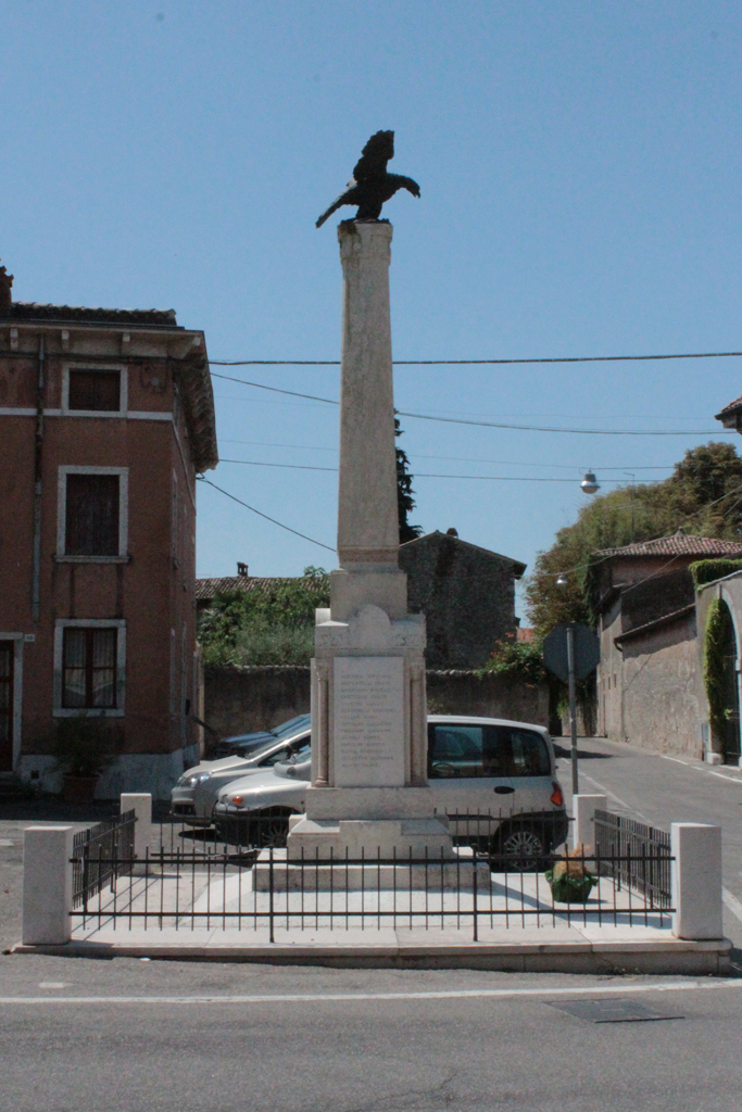 allegoria della Vittoria come donna armata, allegoria della Vittoria come aquila (monumento ai caduti - ad obelisco) di Gelmetti Giacomo (sec. XX, sec. XX)