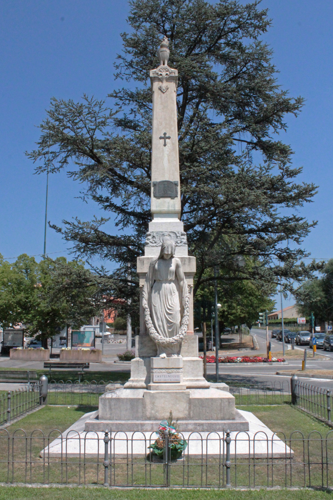 figura di madre (monumento ai caduti - ad obelisco) di Gelmetti Giacomo (sec. XX, sec. XX)