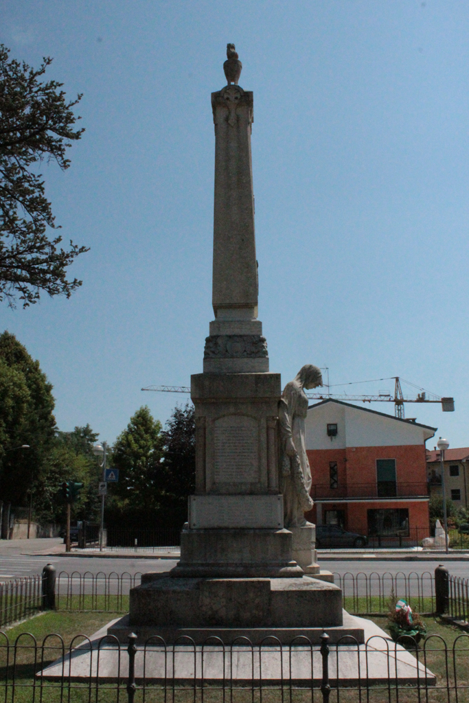 figura di madre (monumento ai caduti - ad obelisco) di Gelmetti Giacomo (sec. XX, sec. XX)
