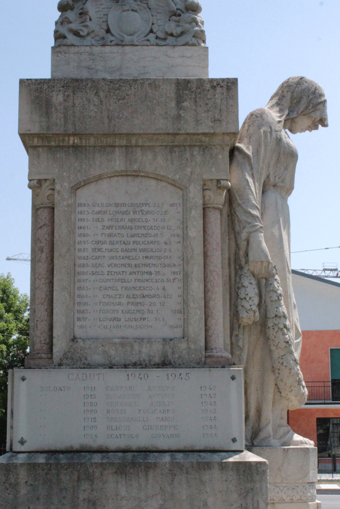 figura di madre (monumento ai caduti - ad obelisco) di Gelmetti Giacomo (sec. XX, sec. XX)