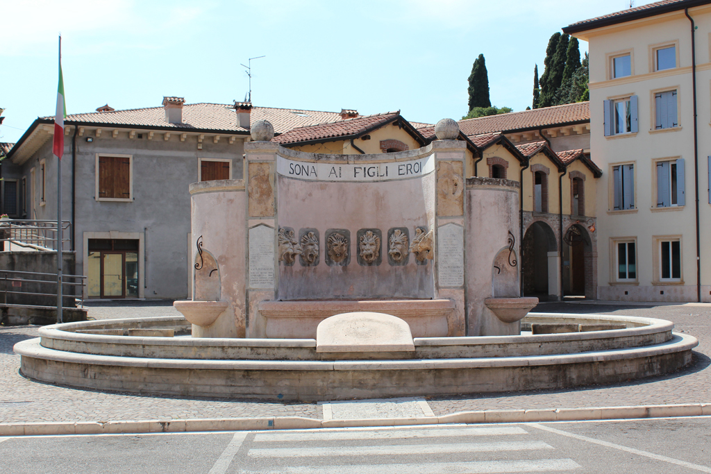leone (monumento ai caduti - ad ara) di Banterle Francesco (sec. XX, sec. XX)
