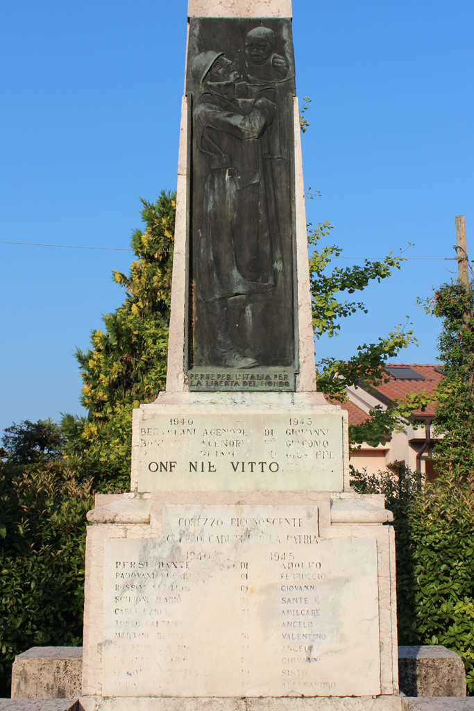 figura di soldato: fante con figura di bambino (monumento ai caduti - ad obelisco) di Menozzi Giuseppe (sec. XX, sec. XX)