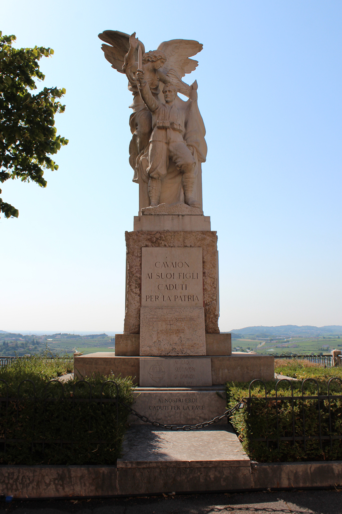 figura di soldato che porta la bandiera con allegoria della Vittoria (monumento ai caduti - a cippo) di Formica Claudia (sec. XX, sec. XX, sec. XX, sec. XXI)