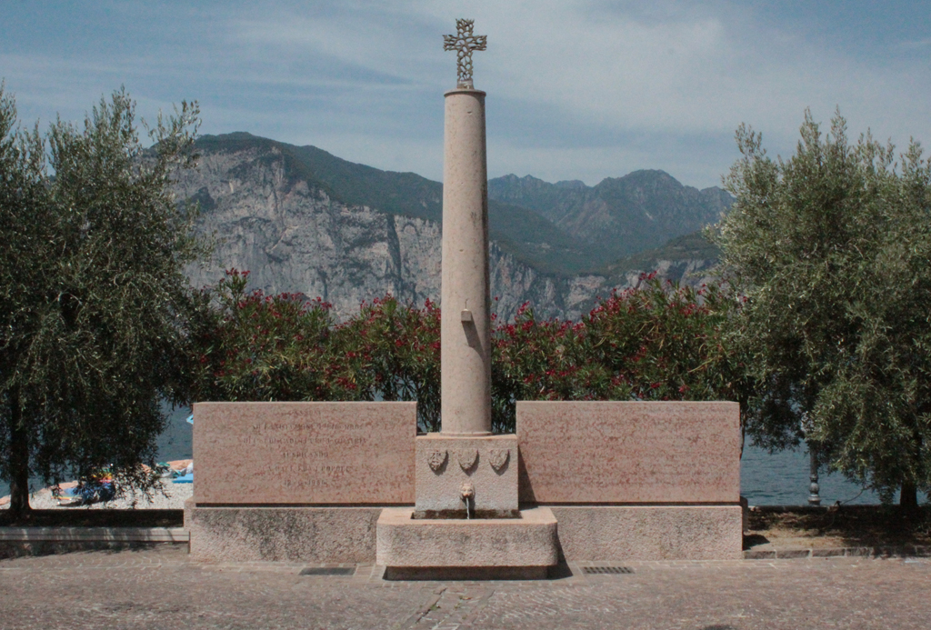 monumento ai caduti - a colonna di Di Colbertaldo Vittorio (sec. XX)