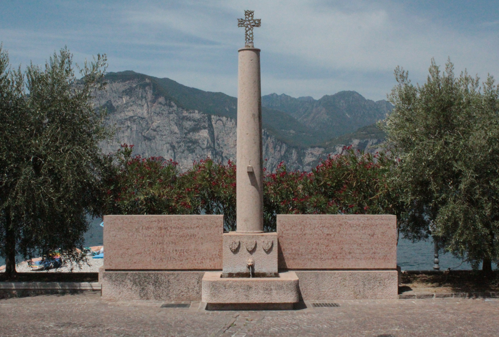 monumento ai caduti - a colonna di Di Colbertaldo Vittorio (sec. XX)