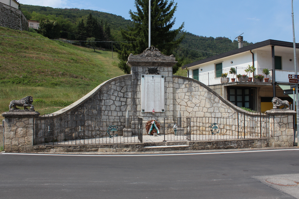 leone (monumento ai caduti - ad emiciclo) - ambito vicentino (sec. XX, sec. XX)