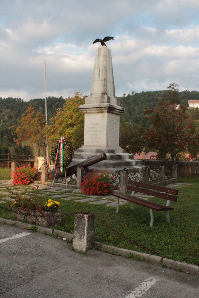 allegoria della Vittoria come aquila (monumento ai caduti - ad obelisco) - ambito vicentino (sec. XX, sec. XX, sec. XX)
