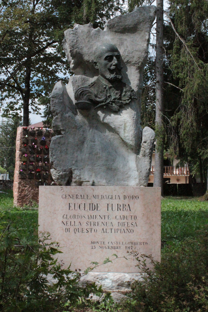 ritratto di Euclide Turba (monumento ai caduti - a cippo) di Sindoni Turillo (sec. XX, sec. XX)