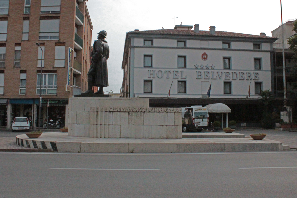 ritratto di Gaetano Giardino (monumento ai caduti - a cippo) di Borelli Stefano, Morbiducci Achille, Fonderia Fratelli Chiampo (sec. XX)