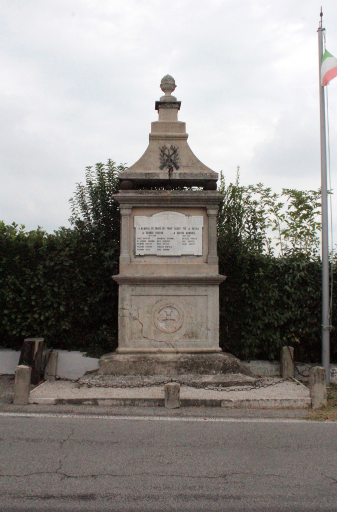 allegoria della Vittoria (monumento ai caduti - ad ara) di Zorzi Gaetano, Todesco Angelo (sec. XX, sec. XX)