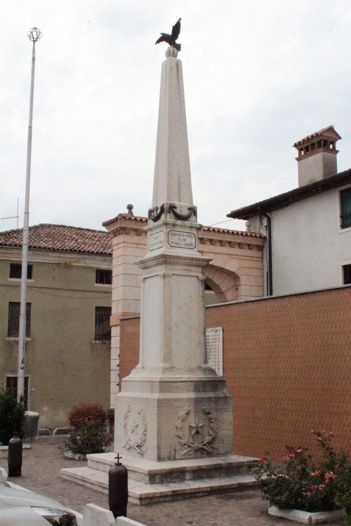 allegoria della Vittoria come aquila (monumento ai caduti - ad obelisco) - ambito vicentino (sec. XX, sec. XX)