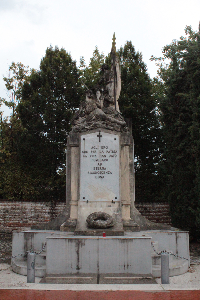 figura di soldato che porta la bandiera, figura di soldato che porta una torcia (monumento ai caduti - a cippo) di Caldana Egisto (sec. XX)