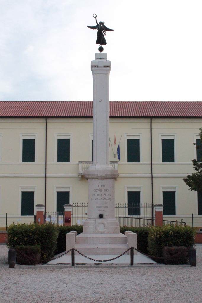 allegoria della Vittoria come donna vestita all'antica (monumento ai caduti - ad obelisco) di Ferrari Giuseppe (sec. XX, sec. XX)