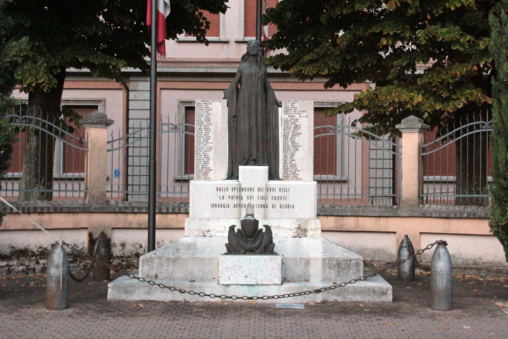 allegoria della Patria (monumento ai caduti - ad ara) di Banterle Ruperto (sec. XX)