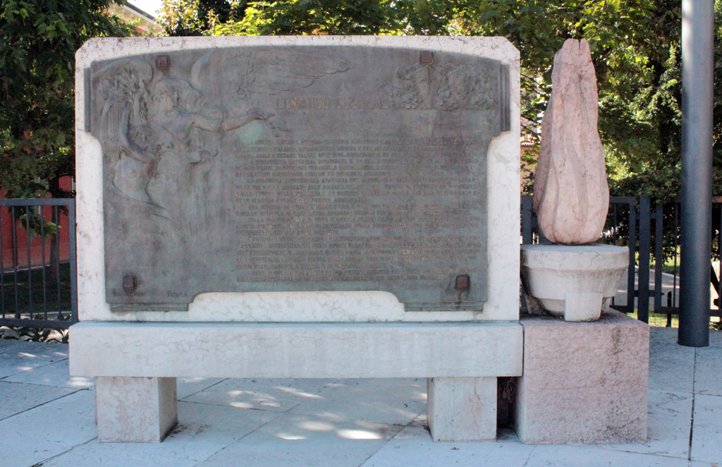 allegoria della Vittoria (monumento ai caduti - a lapide) di Tamagnini Torquato (sec. XX, sec. XX)