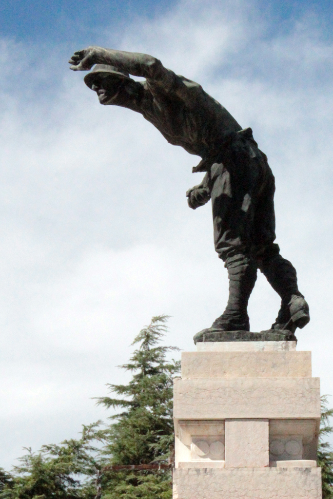 figura di soldato in combattimento (monumento ai caduti - a cippo) di Prati Eugenio (attribuito) (sec. XX, sec. XX)