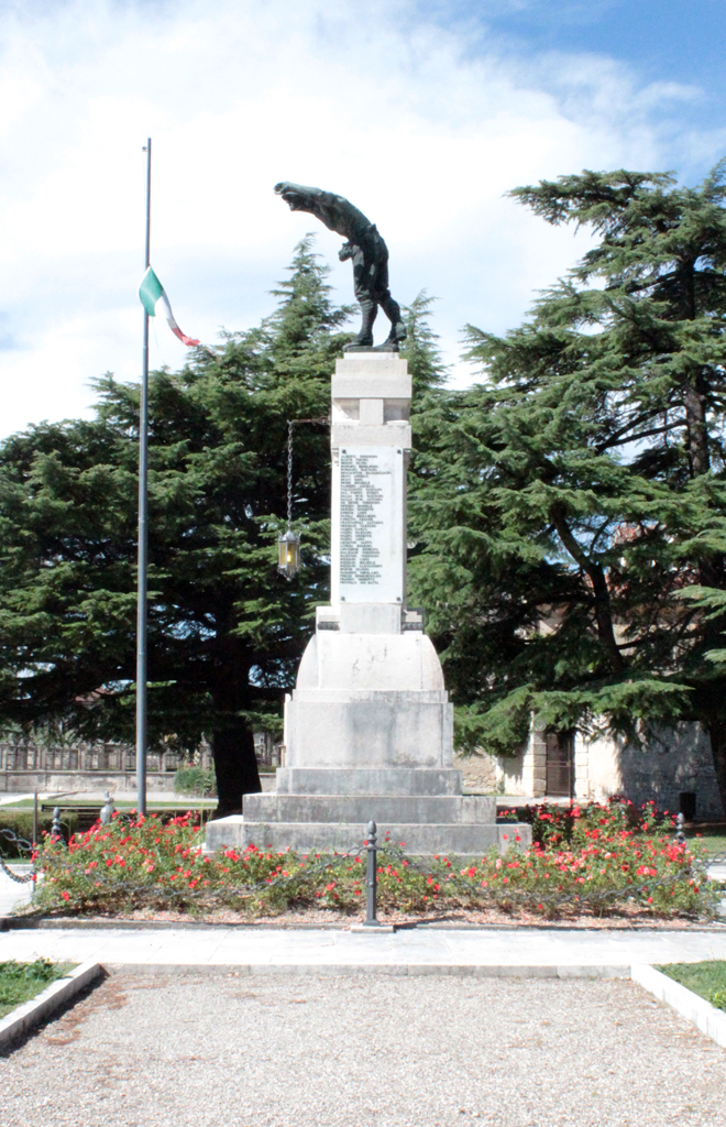 figura di soldato in combattimento (monumento ai caduti - a cippo) di Prati Eugenio (attribuito) (sec. XX, sec. XX)