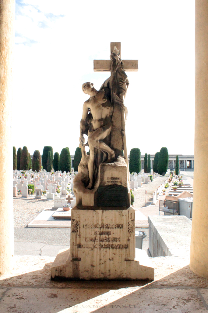 allegoria del soldato come eroe antico che porta la croce e la bandiera (monumento ai caduti - a cippo) di Lazzerini Alessandro (sec. XX)