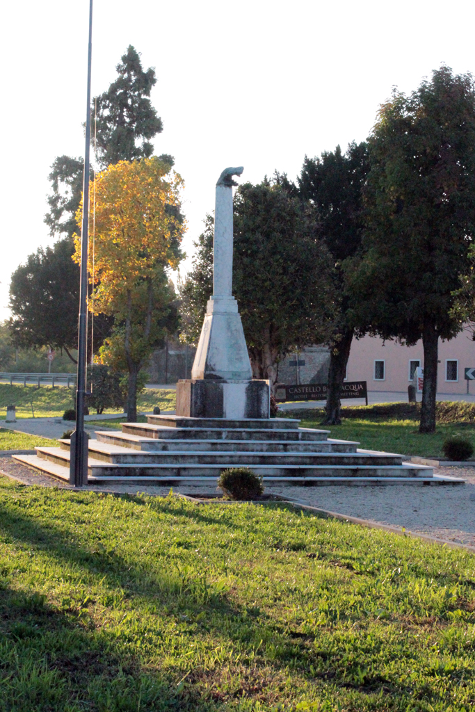 allegoria della Vittoria come aquila (monumento ai caduti - ad obelisco) - ambito veronese (sec. XX, sec. XX)