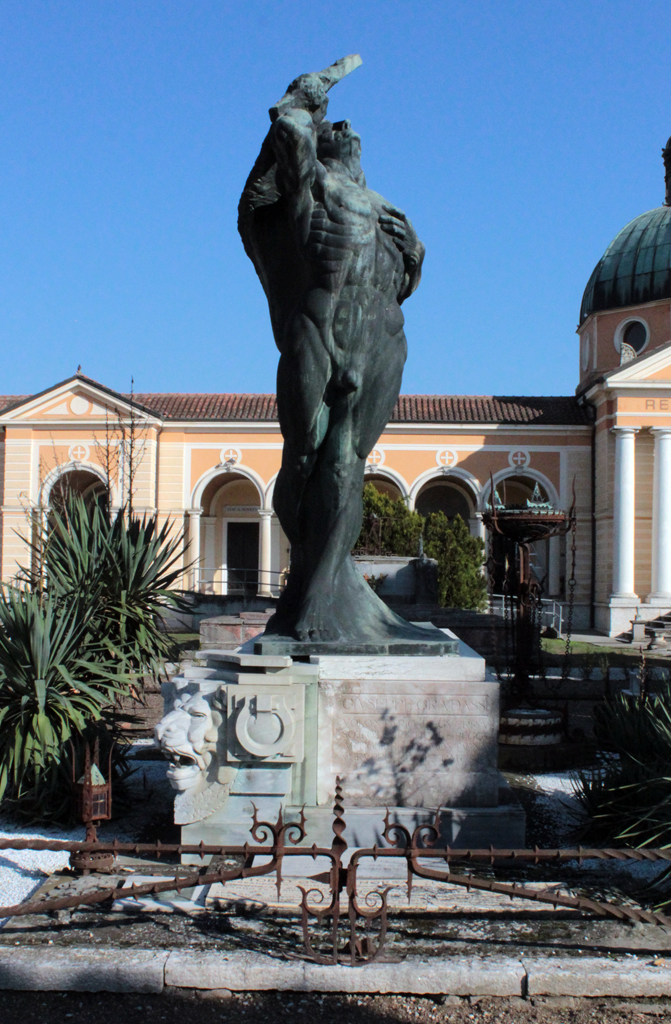 allegoria del soldato come eroe antico che porta la bandiera (monumento ai caduti - a cippo) di Viaro Angelo, Fonderia artistica Capecchi (sec. XX)