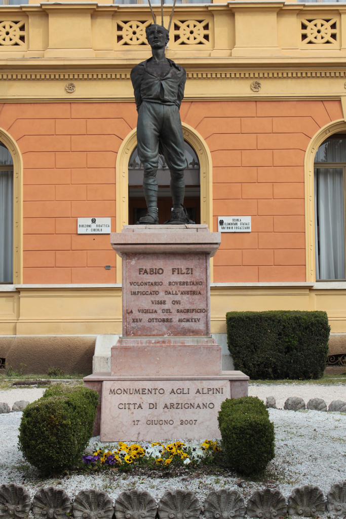 ritratto di Fabio Filzi (monumento ai caduti - a cippo) di Zanetti Giuseppe (sec. XX, sec. XXI)