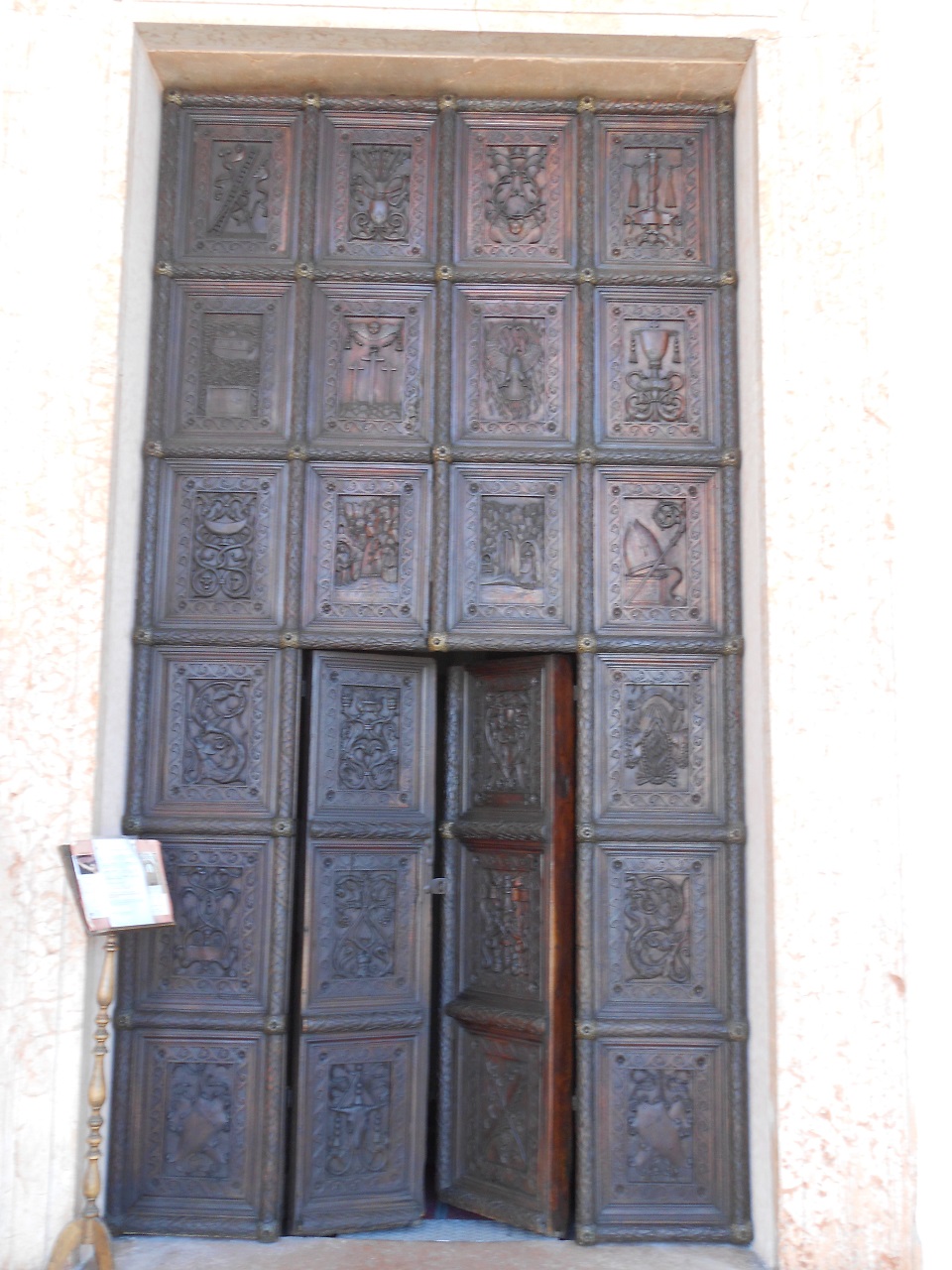 Simboli della Passione di Cristo, Simboli della Chiesa, Simboli della vita monastica, Simboli della vita cristiana (porta, opera isolata) di Della Mola Paolo (sec. XVI)