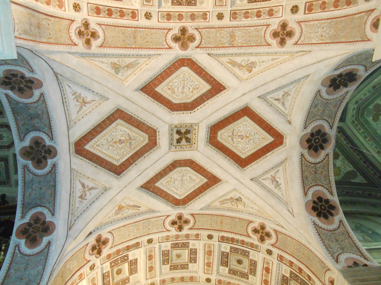 grottesche e angeli (decorazione plastico-pittorica, complesso decorativo) di Guazzi Anselmo, Pippi Giulio detto Giulio Romano (bottega) (sec. XVI)