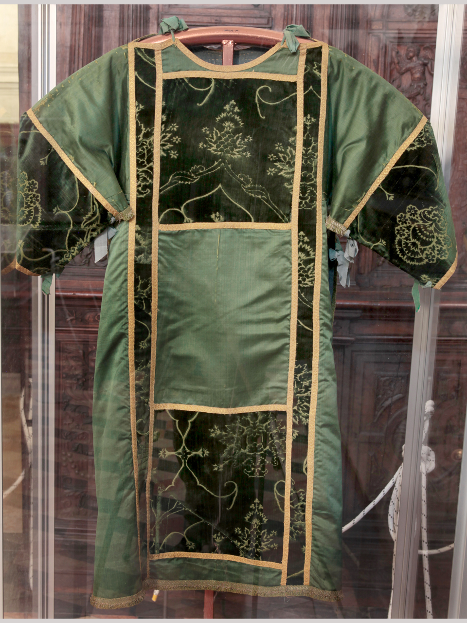 paramento liturgico in terzo, serie - manifattura italiana (terzo quarto, primo quarto XVI, XVII)