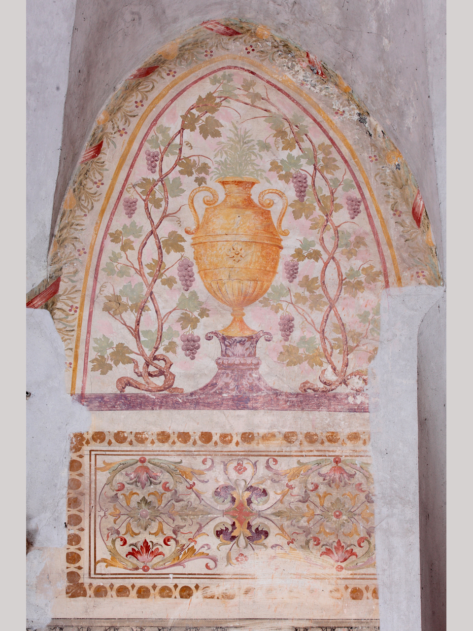 Vaso fra racemi di vite (dipinto, opera isolata) - ambito mantovano (metà XVI)