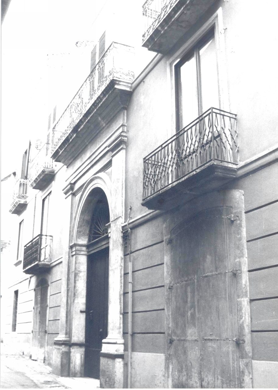 Palazzo Capone (palazzo, signorile) - Altavilla Irpina (AV)  (XVIII, inizio)