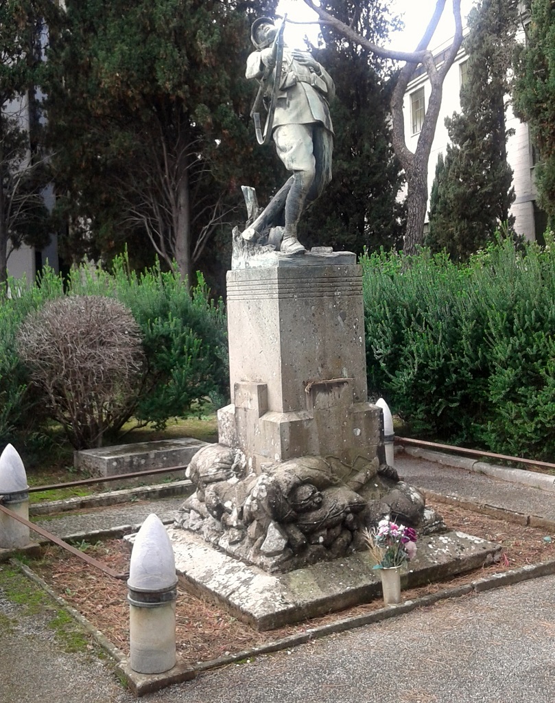 morte del soldato, figura di soldato: fante (monumento ai caduti - a basamento) di Oronzo Cosentino (sec. XX)