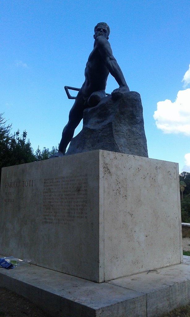 Enrico Toti (monumento ai caduti - a basamento) di Dazzi Arturo (sec. XX)