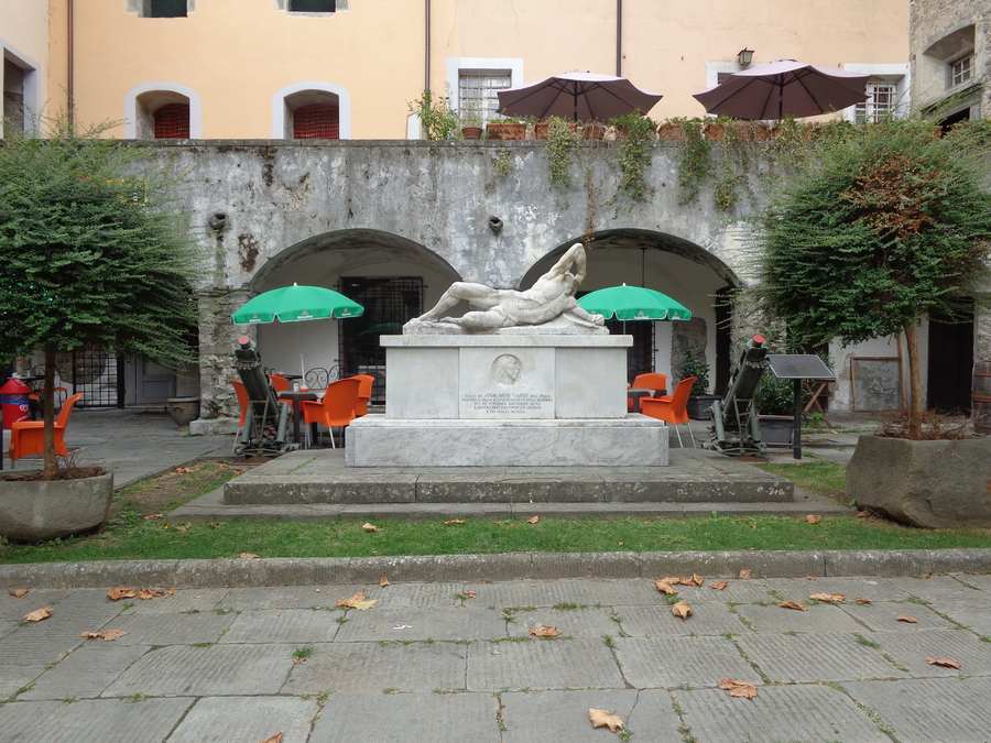 Anarcarsi Nardi, Allegoria della morte del soldato eroe (monumento ai caduti) di Angiolo del Santo (Sec. XX)