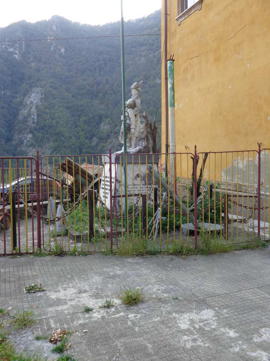 Allegoria del sacrificio del soldato per la Patria (monumento ai caduti) - ambito toscano (Sec. XX)