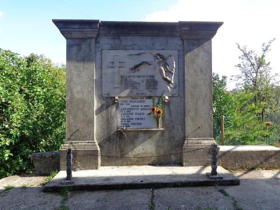 Allegoria della Vittoria alata come donna vestita all’antica che premia i caduti (monumento ai caduti - a lapide) di Laboratorio Beretta Giovanni (Sec. XX)