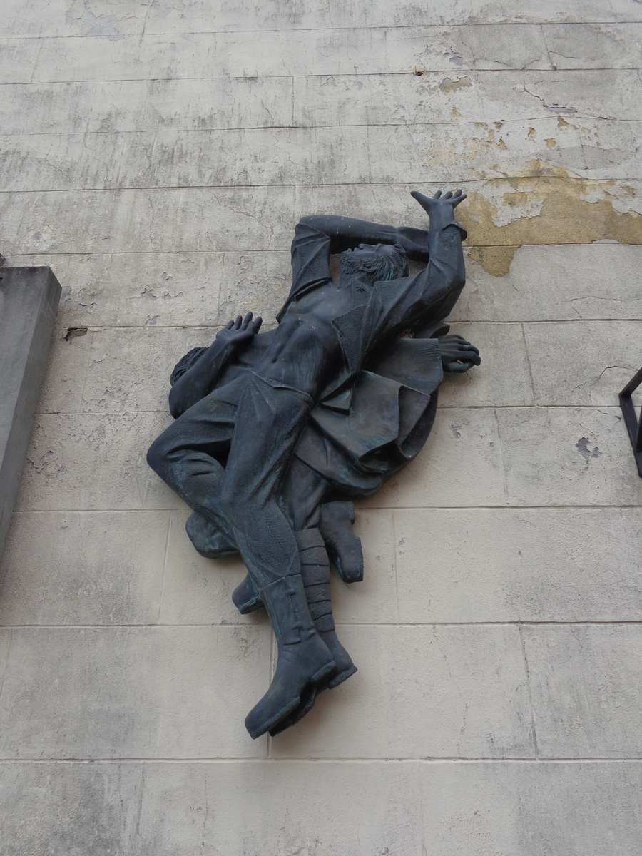 Allegoria della morte del soldato (monumento ai caduti - a lapide) di Vitaliano De Angelis (Sec. XX)