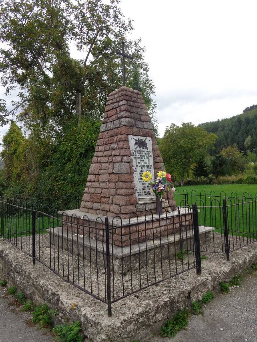 monumento ai caduti - a piramide - ambito toscano (Sec. XX)