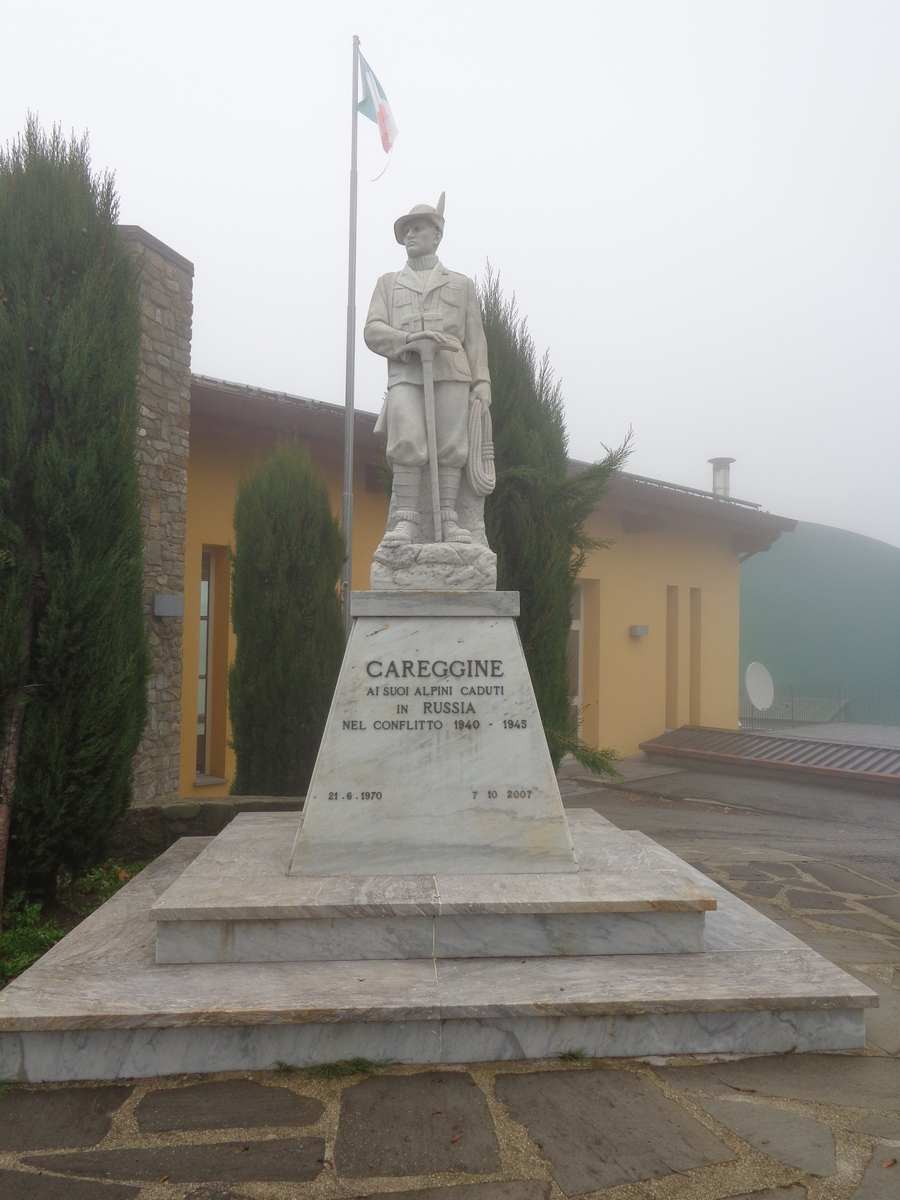 L'alpino (monumento ai caduti - a piramide) di Ditta Dini Marmi (Sec. XX)