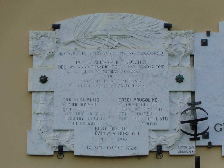 lapide commemorativa ai caduti di Ditta Dini Marmi (Sec. XX)