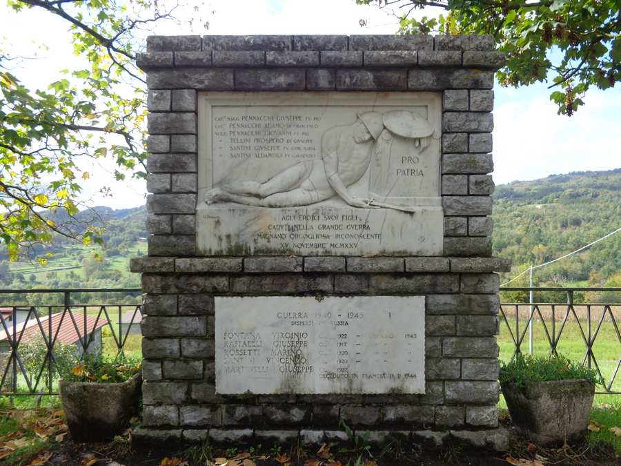 Allegoria del sacrificio del soldato per la Patria (monumento ai caduti - a lapide) di Pinzauti Umberto (Sec. XX)