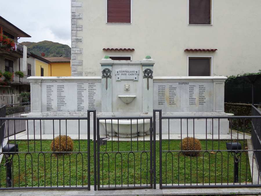 monumento ai caduti - a fontana di Napolitano Giuseppe (Sec. XX)