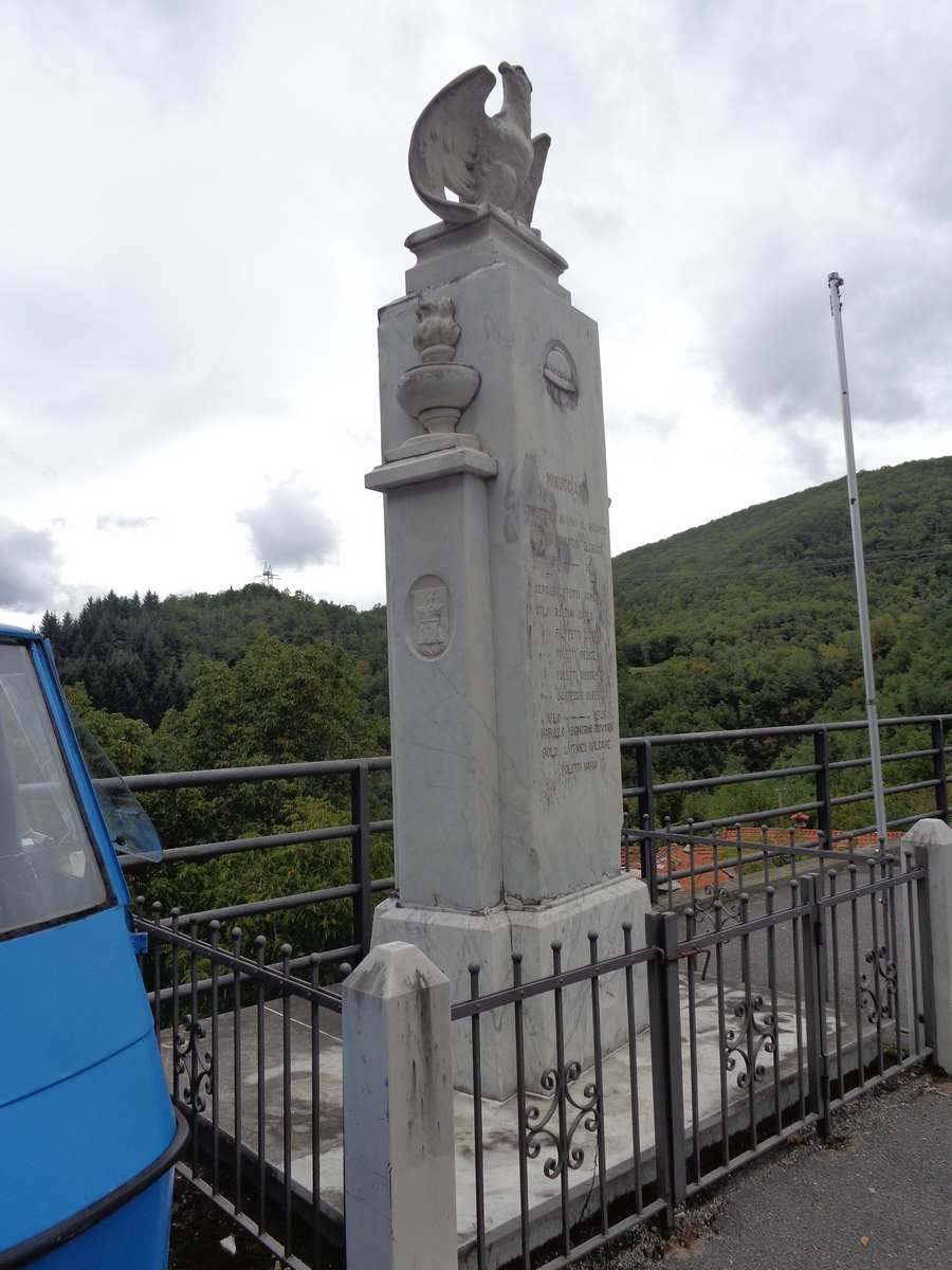 Allegoria della Vittoria come aquila (monumento ai caduti - ad ara) di Baccelli Giuseppe, Ditta Cuturi (Sec. XX)