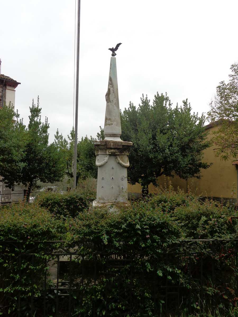 Allegoria della Vittoria come aquila (monumento ai caduti - ad obelisco) di Guidi M (Sec. XX)