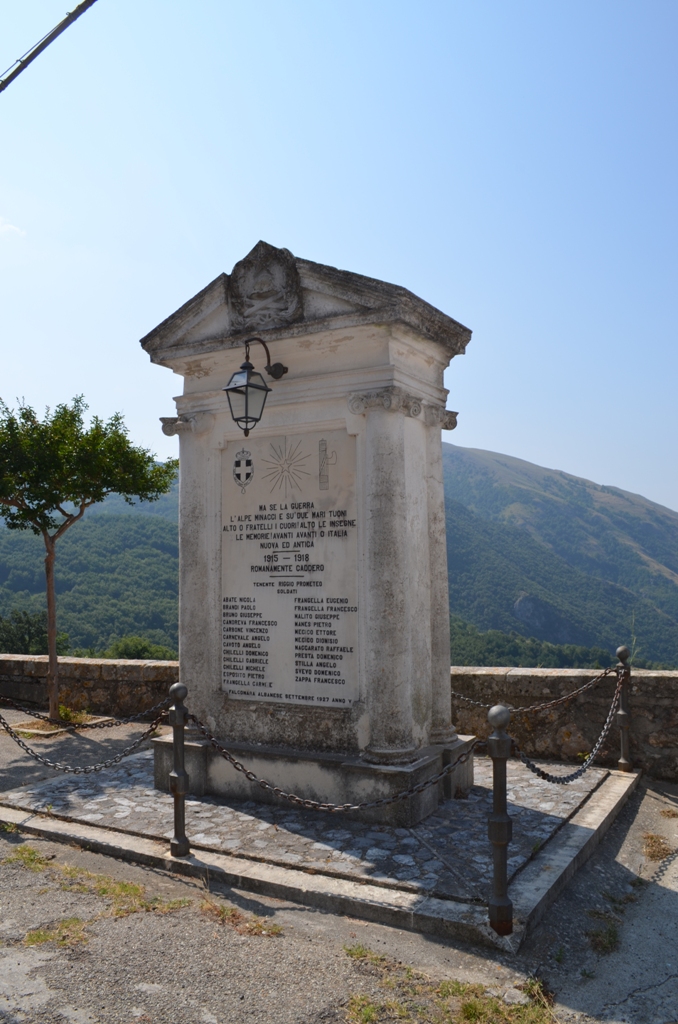 elementi decorativi con ghirlanda, spade incrociate, elmetto e stella (monumento ai caduti - a edicola) - ambito Italia meridionale (XX)