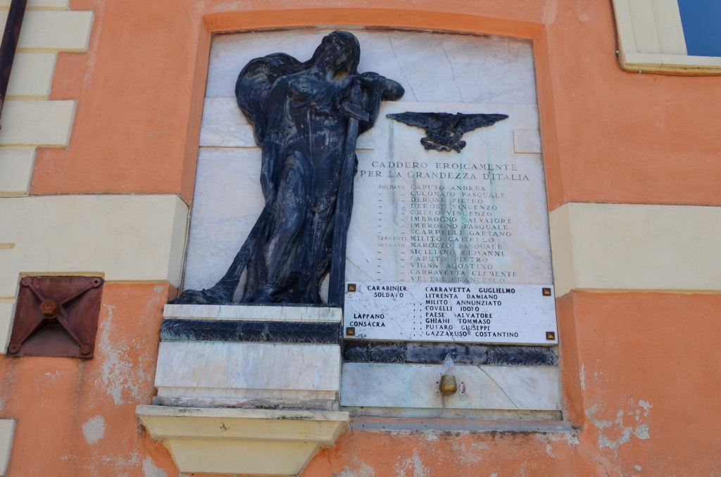 Allegoria della Vittoria come donna vestita all'antica, Allegoria della Vittoria come aquila (lapide commemorativa ai caduti) - ambito Italia meridionale (prima metà XX)